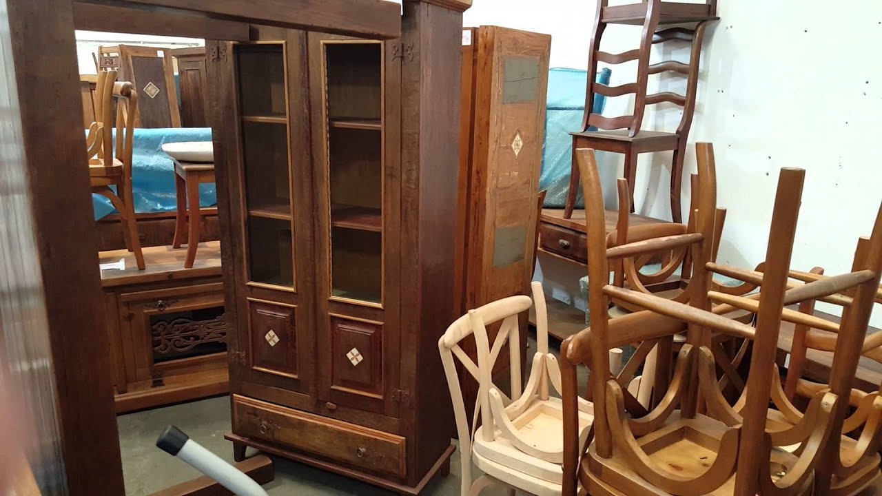 Móveis em madeira de demolição