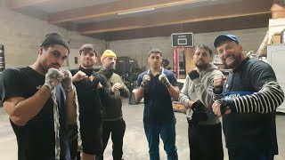 la Team au gainage avec Rémi le tolier du sol durcire son corps pour être puissant bravo