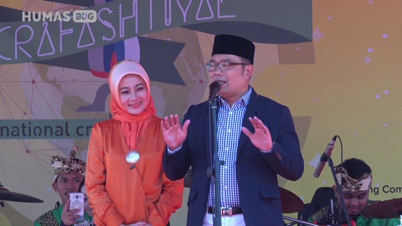 170513 M  Ridwan Kamil bersama Ketua Dekranasda Kota Bandung Atalia Ridwan Kamil membuka acara Crafa