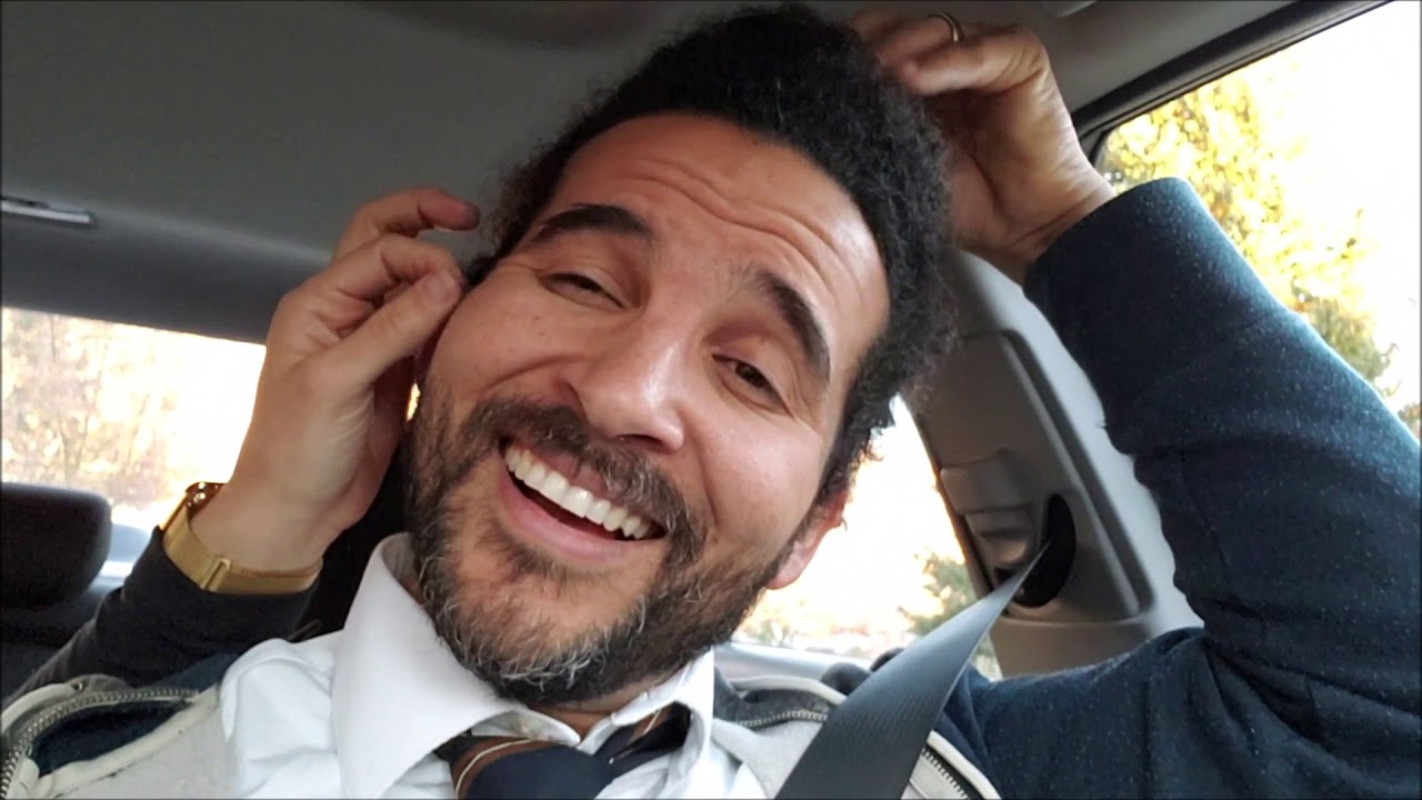 Счастливая жена выщипывает брови мужу