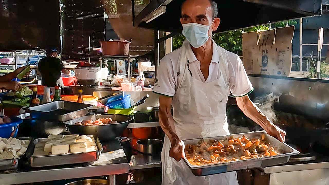 ⁣Hawker Food Preparation - Wong Fried Chicken & Mixed Rice