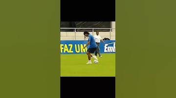 Ronaldinho flick up skill tutorial🤯.#Ronaldinho #footballskills #tutorial