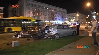 У Києві водій Форда так розігнався, що зафутболив припаркований Кіа на газон