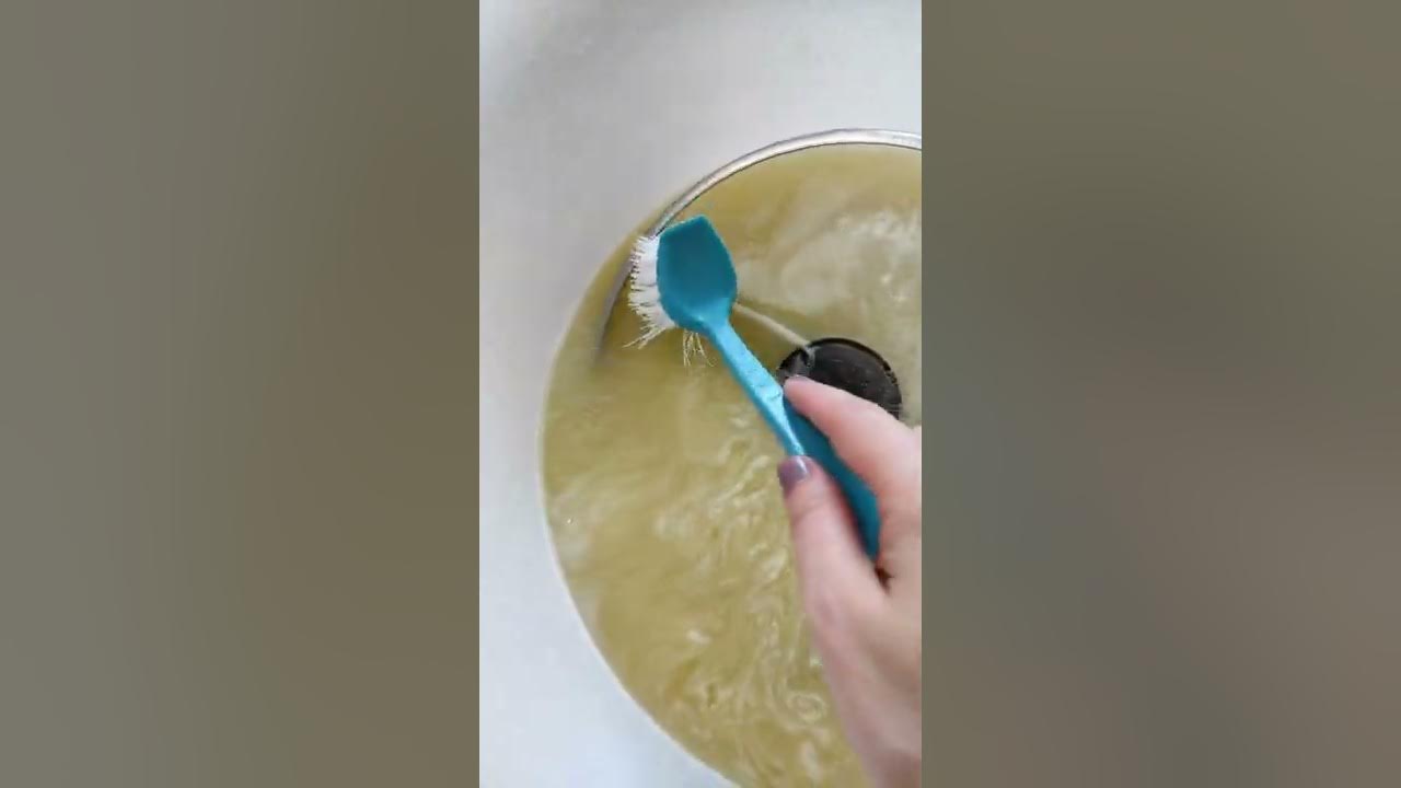 Без химии отмываю стеклянные крышки от липкого жира. - YouTube