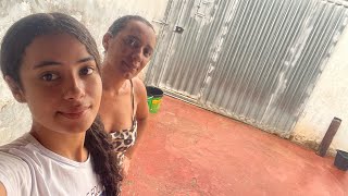 Começou Uma Chuva Forte Eu E Angelina Resolvemos Lavar A Área