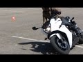 Pourquoi ne pas incliner sa moto en appuyant sur les reposes-pied :)