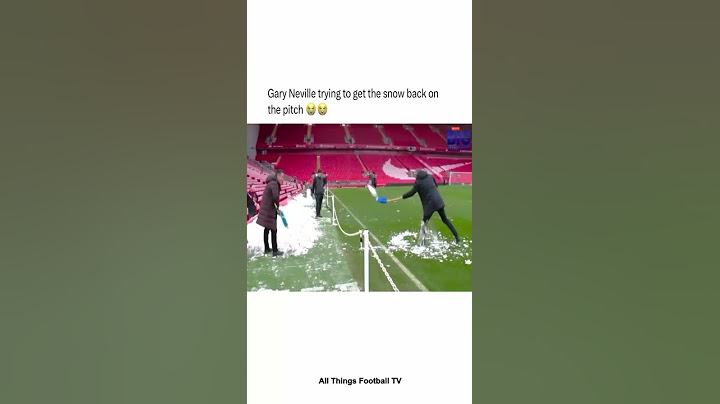 Carragher & Gary Neville Shoveling snow ahead of Liverpool vs Man United 😂😂🤣