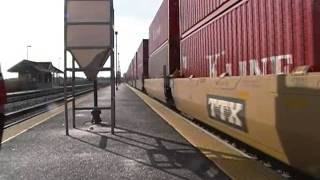 2 Freight Trains meet in La Fox.