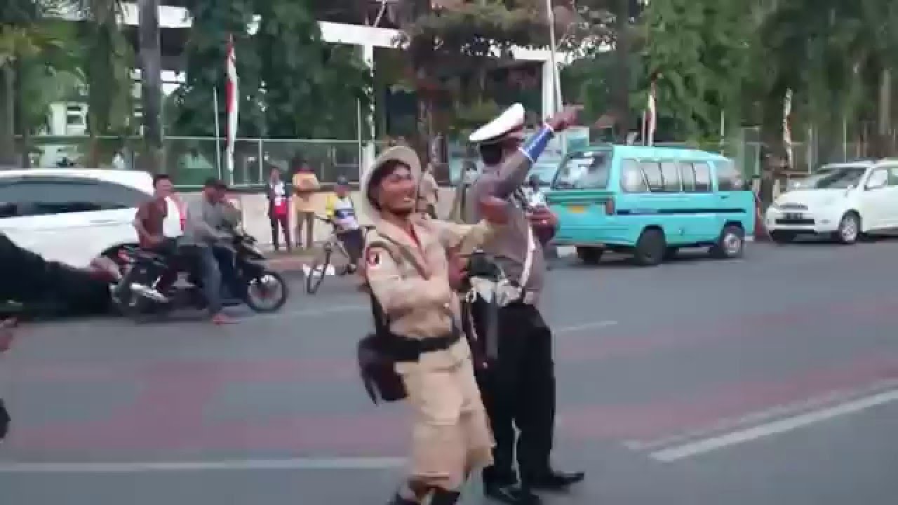 POLISI Joget Dangdut LUCU Funnies Dancing Police YouTube