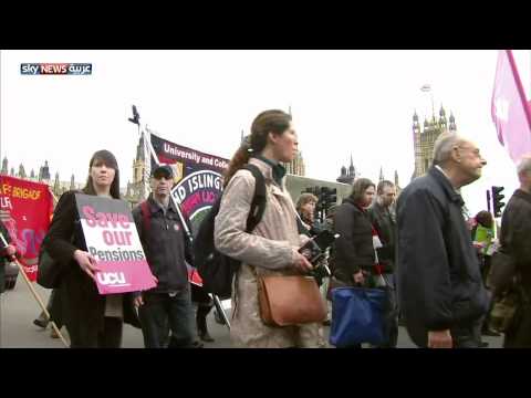 مفارقة اليوبيل الماسي والتقشف