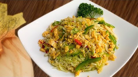 Trứng xào ớt chuông và rau bắp cải thơm ngon hấp dẫn