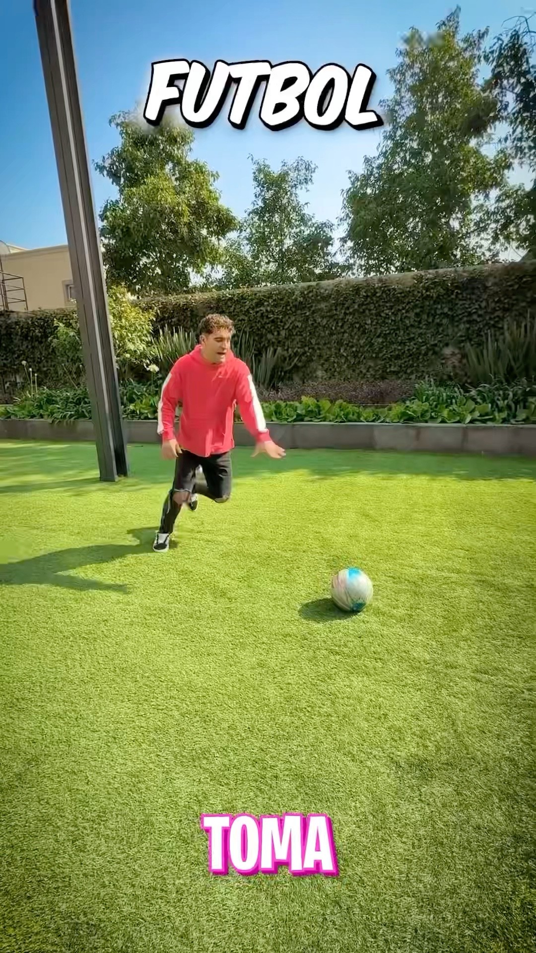 Esto pasa si pateas una bola de boliche con fuerza????