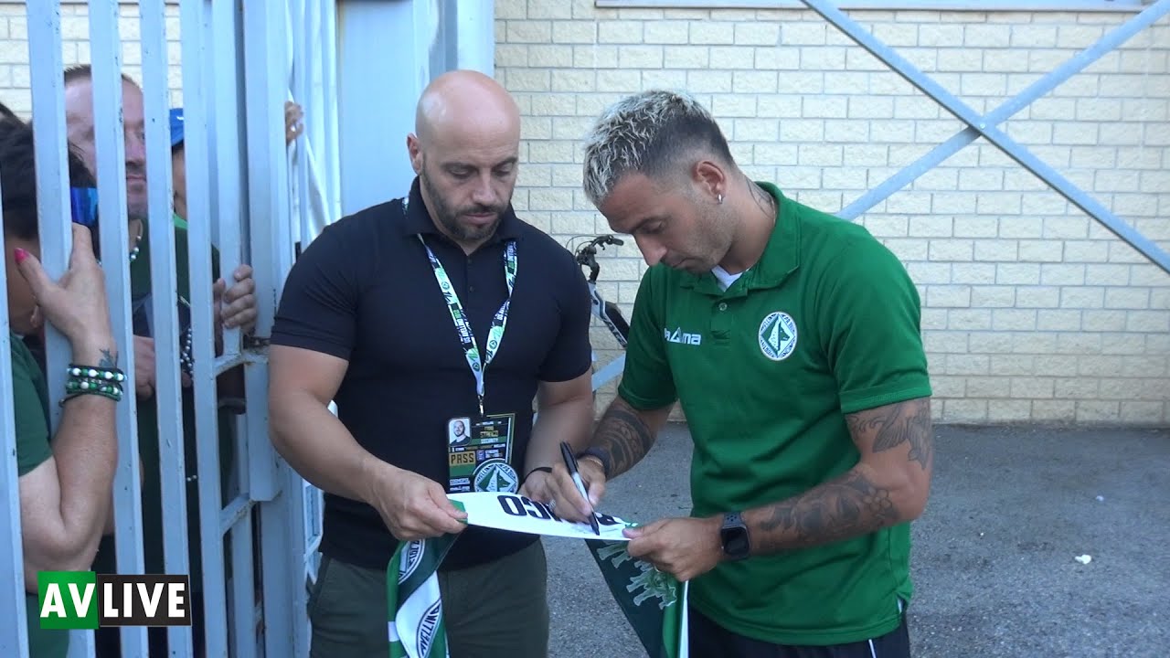 Roberto Insigne firma autografi ai tifosi avellinesi