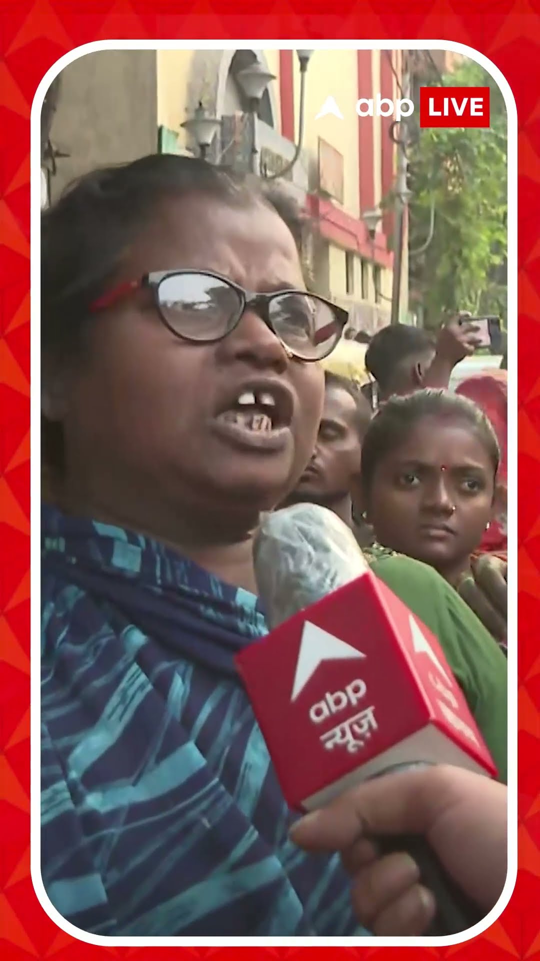 বস্তি উচ্ছেদের প্রতিবাদ, শশী পাঁজার বাড়ির সামনে বিক্ষোভ