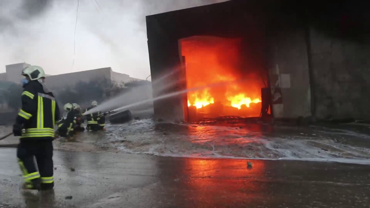 اطفاءحريق معمل طلاء أطمة 17-7-2018 الدفاع المدني السوري ادلب