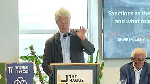 Professor Peter van Bergeijk presenting at KNIVR Royal Dutch Society discussing Economic Sanctions