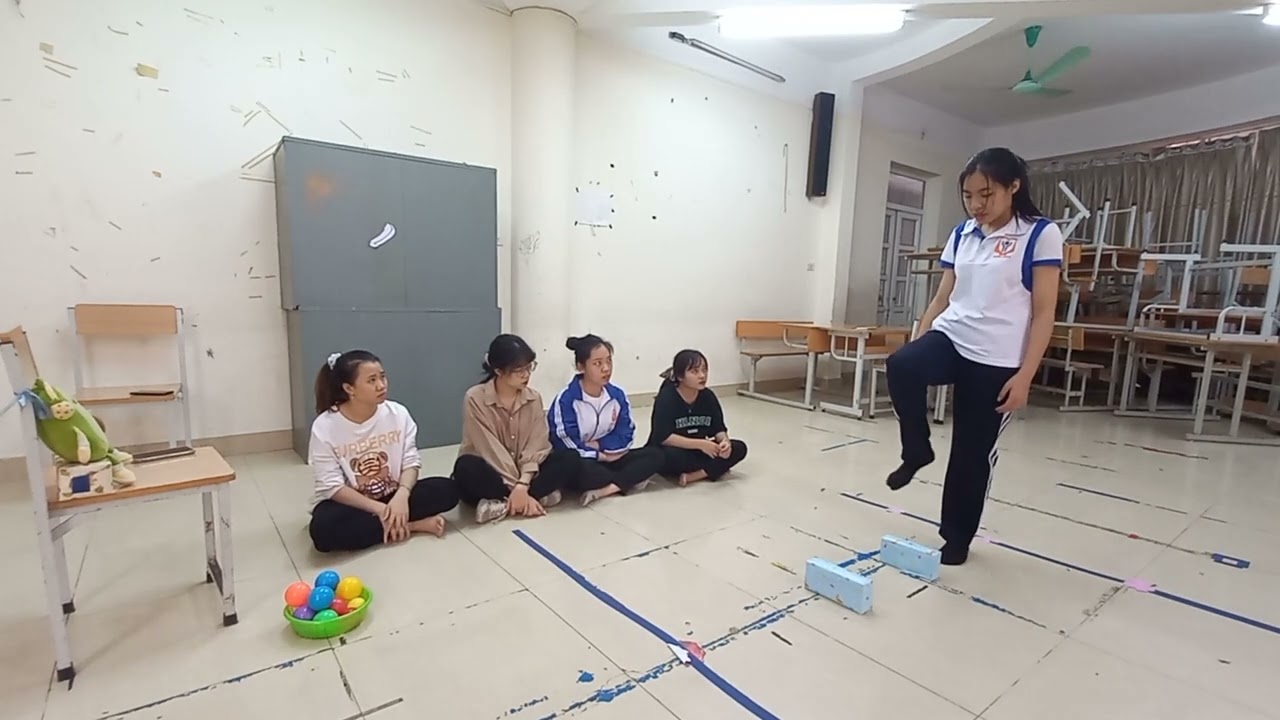 38- lê thu phương   BT : bước qua vật cản và ném bóng qua dây