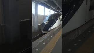 平日運行の臨時ライナー 、青砥駅を発車。スカイライナーの特急形車両で快適通勤（京成電鉄AE形電車）KEISEI RAILWAY SKYLINER Aoto St. Tokyo JAPAN TRAIN