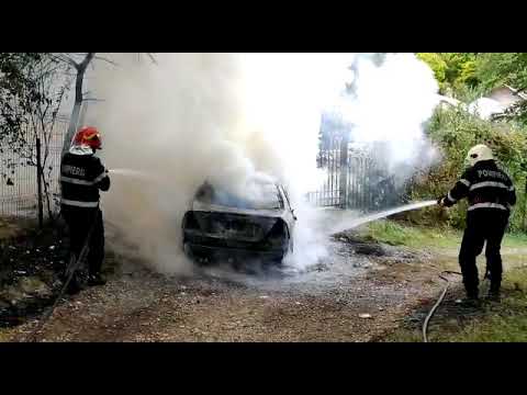 Autoturism în flăcări în cartierul Ițcani din Suceava