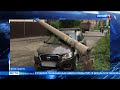 В Оренбурге на  припаркованный автомобиль упал столб