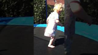 Helena De Eerste Keer Op De Trampoline
