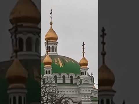 На куполах почернели золотые кресты...
