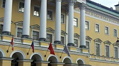 4 Seasons. *****. Самый дорогой отель Питера. Рядом - Эрмитаж, Адмиралтейство и Исаакиевский собор.