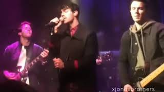Jonas brothers singing Sucker