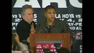 Fernando Vargas talking down on De la Hoya at press conference