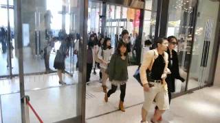 グランドオープンしたLUCUA(ルクア)へ入店する人々の行列