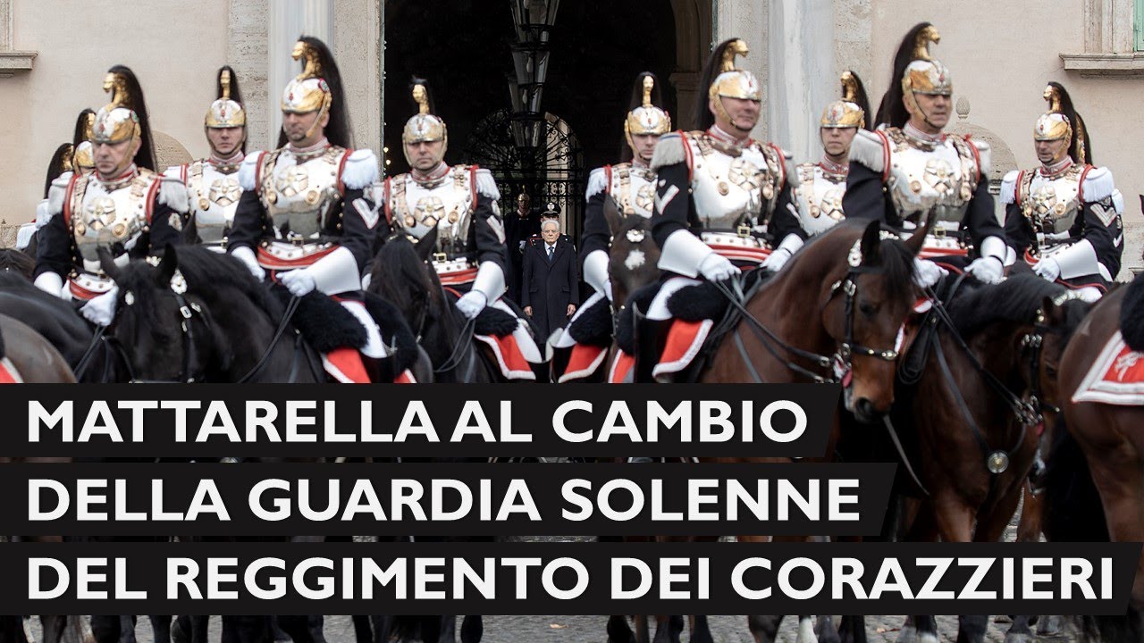 Mattarella al cambio della guardia solenne del Reggimento dei Corazzieri sulla piazza del Quirinale