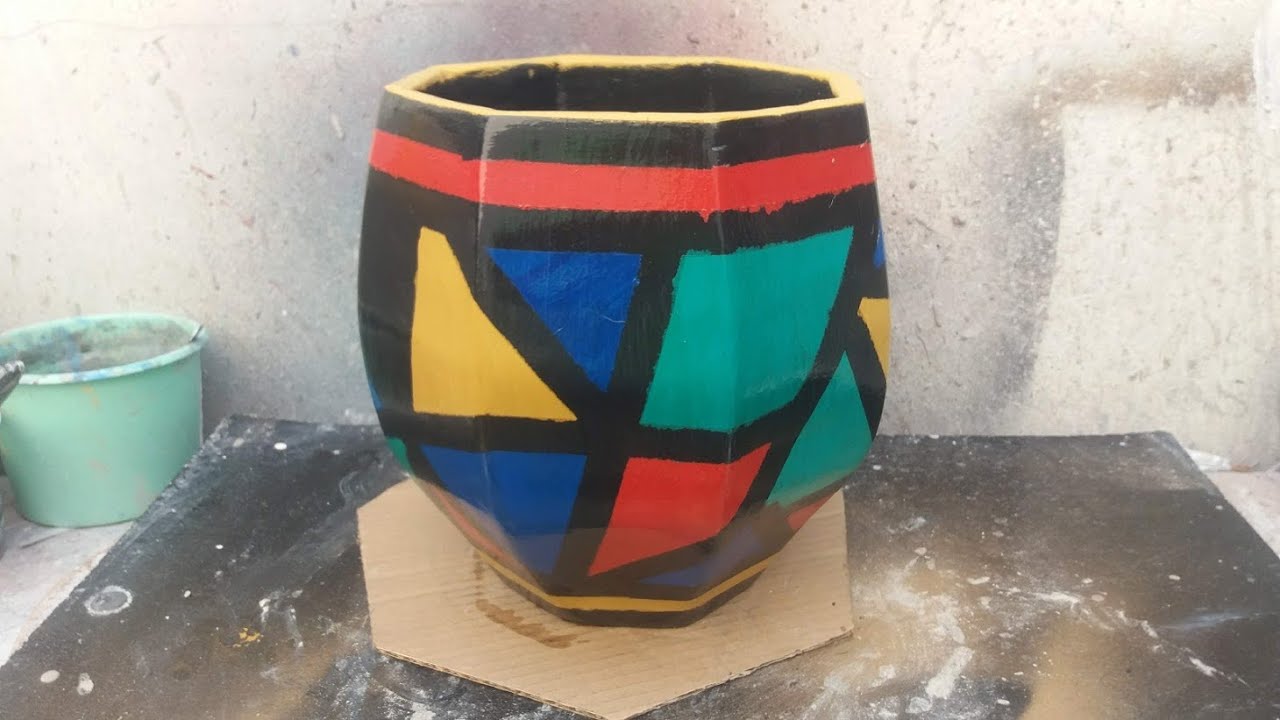 vasos de cimento, pintura mosaico