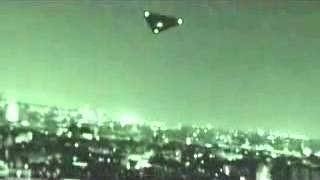 Nave Extraterrestre com formato triangular pairando no céu de Paris durante a madrugada