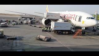 How cargo is OFFLOADED from a plane / OFFLOADING CARGO FROM ETHIOPIAN CARGO PLANE