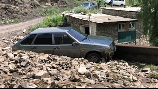 Автомобиль утонул в груде камней. ЧП в Чародинском районе из-за обильных дождей