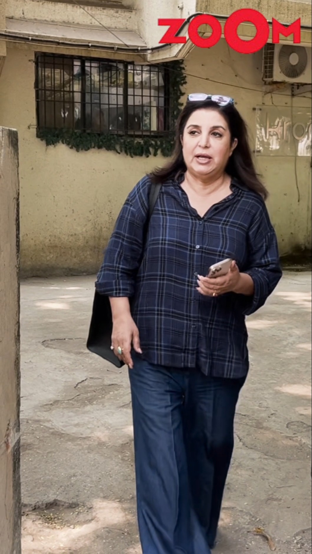 Farah Khan's FUNNY INTERACTION with the paps about Holi #farahkhan #shorts