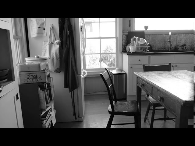 在 YouTube 上觀看「'a house by the sea'  - piano and film by Lisa Moore - music by Julián De La Chica」
