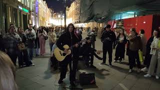 Никольская улица Прохожий попросил гитару у музыканта и спел песню рок-группы - Ария - Штиль #Moscow