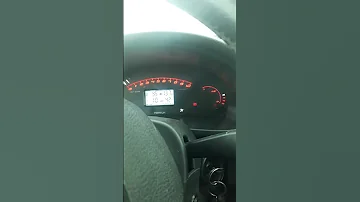Зачем дальнобойщик бьет по колесу?)))