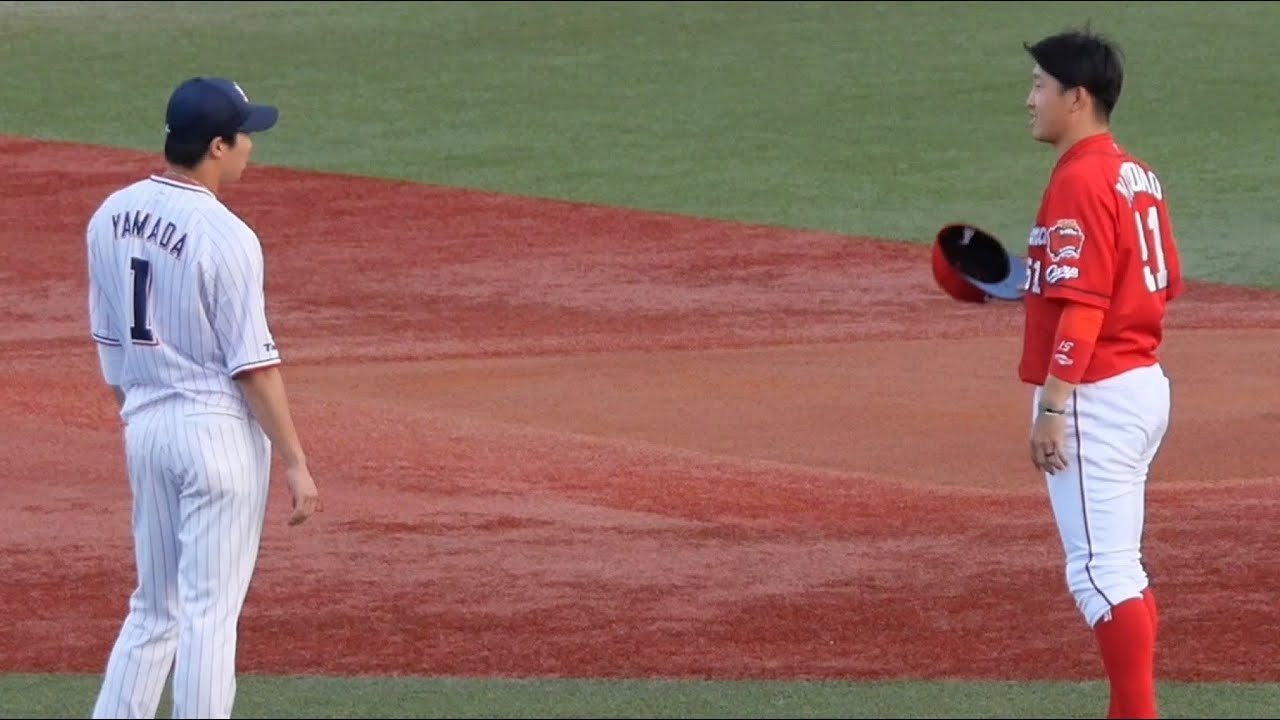 同郷の先輩山田哲人選手と合同自主トレで仲良し中村悠平選手に挨拶に 