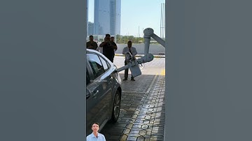 Robot đổ xăng bằng công nghệ AI - Robot refuels with AI technology #shorts