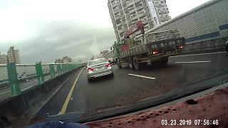 20190323早上7點56分在 國道二號南桃園交流道前出現兩大鐵板外加一個鋁梯的散落物