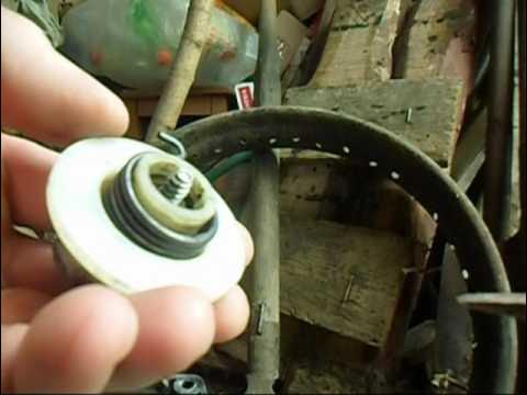 Бензопила намотка пружины стартера. Триммер как поставить пружину. Пружина на стартер триммера вылетает. Намотка пружины стартера триммера бензопилы. Намотать пружину на стартер триммера.