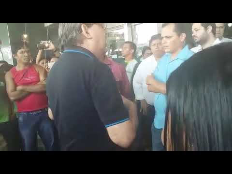 Grupo Maciel negocia salários atrasados de funcionários na porta de loja