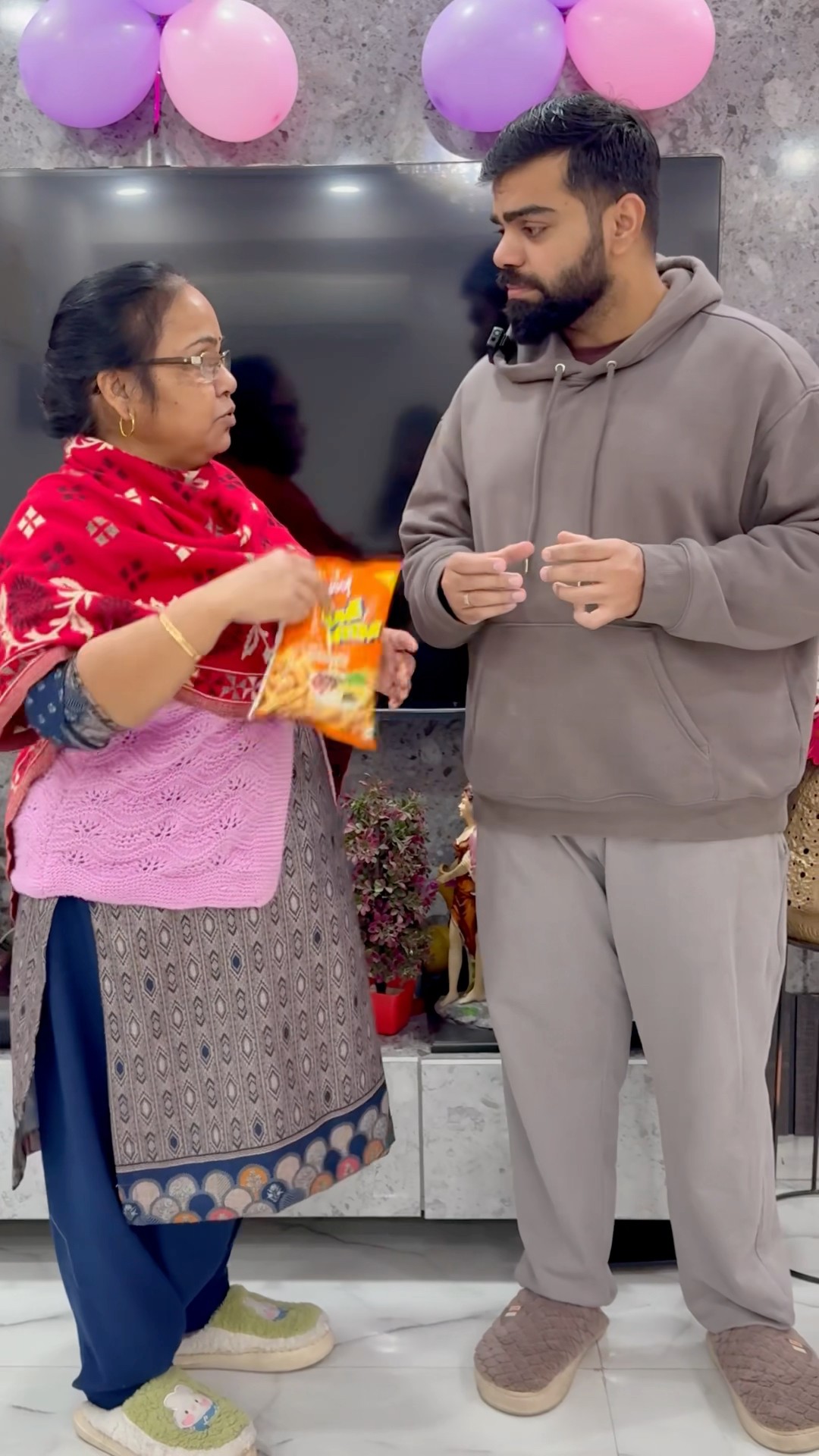 Mummy nai gaurav say tedhe medhe kyu chin liye #shorts #youtubeshorts #gauravaroravlogs