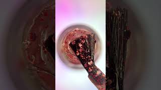 ¿Lo ves rojo? ¿Lo ves morado?  💅🏻☃️ Es el tono "25 Perlado" de @fashion_colors_oficial