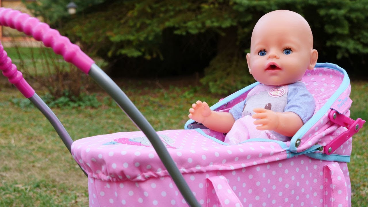 Video con le bambole Nenuco. Passeggiata al parco. Giochi 
