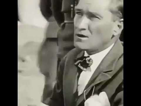 Atatürk Sigara içerken