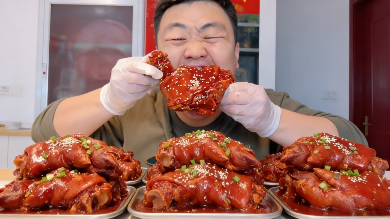 【ASMR】【MUKBANG】Brother Xiaofeng immerses himself in eating tender braised pig's trotters！