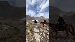Kırgızistan Tanrı Dağlarında At Sürmek